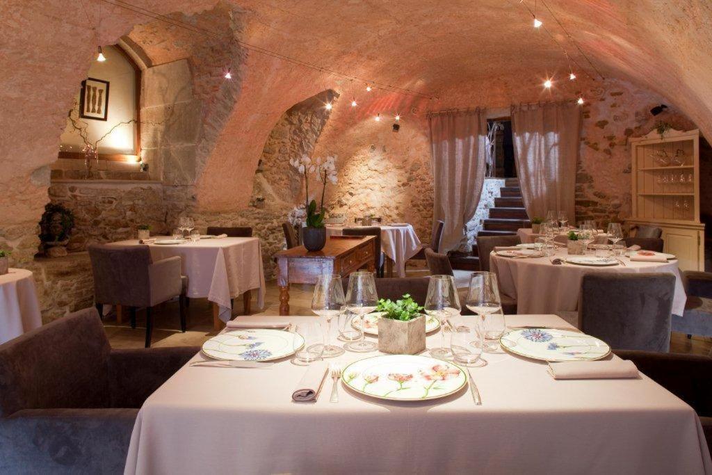 Hotel Les Remparts 미르포아 외부 사진